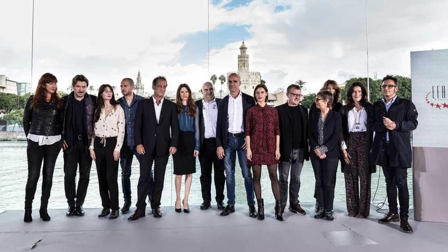 Los actores y directores que ayer presentaron en Sevilla los premios de la Academia de Cine Europeo. El primero por la derecha, el asturiano José Luis Cienfuegos, director del Festival de Cine Europeo de Sevilla.