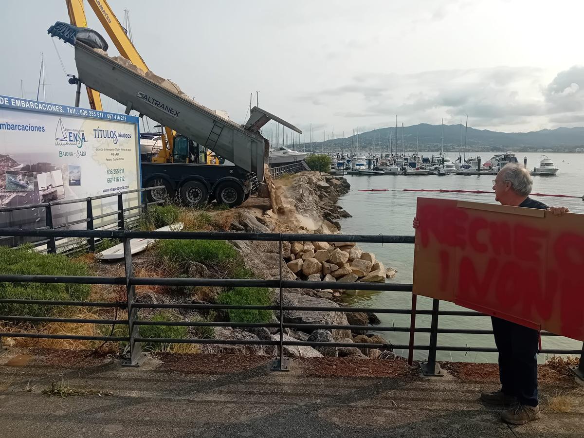 Rafael Lores muestra su pancarta durante las obras.