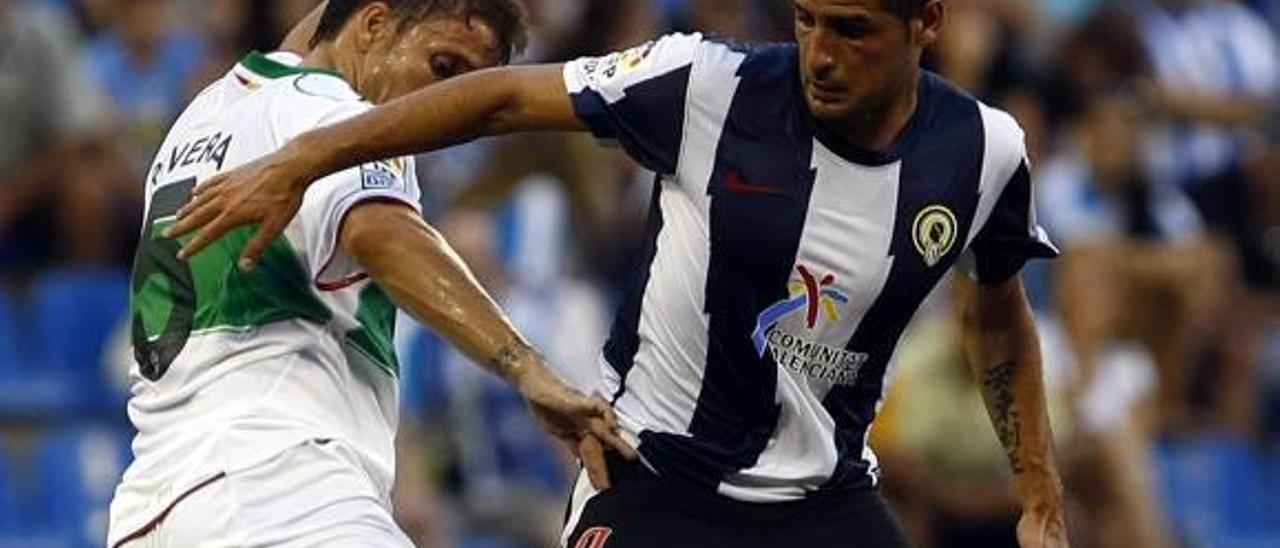 Fran Mérida, con la camiseta del Hércules y el logotipo de la SPTCV, en la temporada 12/13.