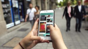 Una usuaria utiliza Wallapop en Barcelona. 