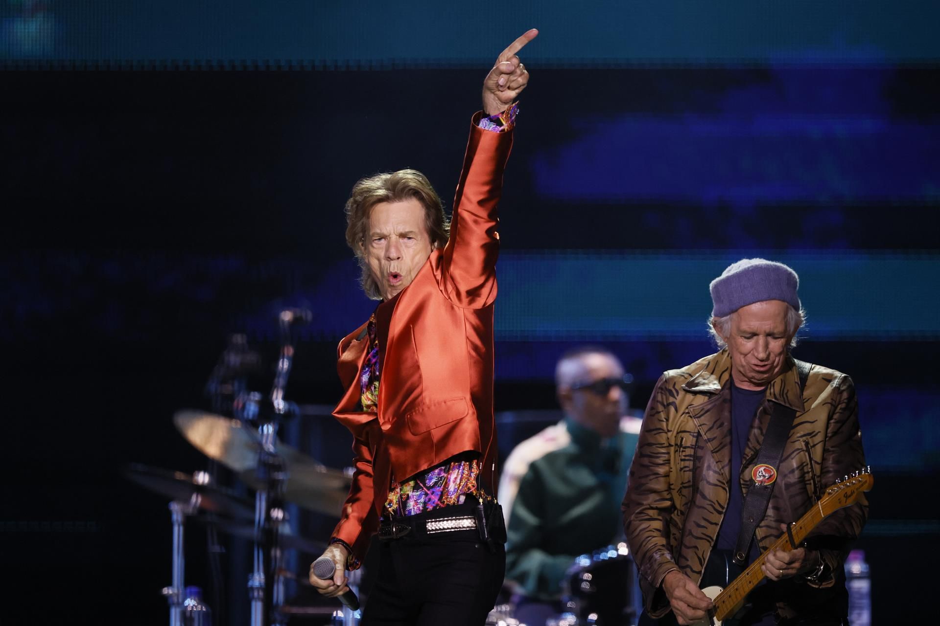 El cantante de The Rolling Stones, Mick Jagger (i), durante el concierto ofrecido este miércoles en el estadio Wanda Metropolitano, en Madrid.