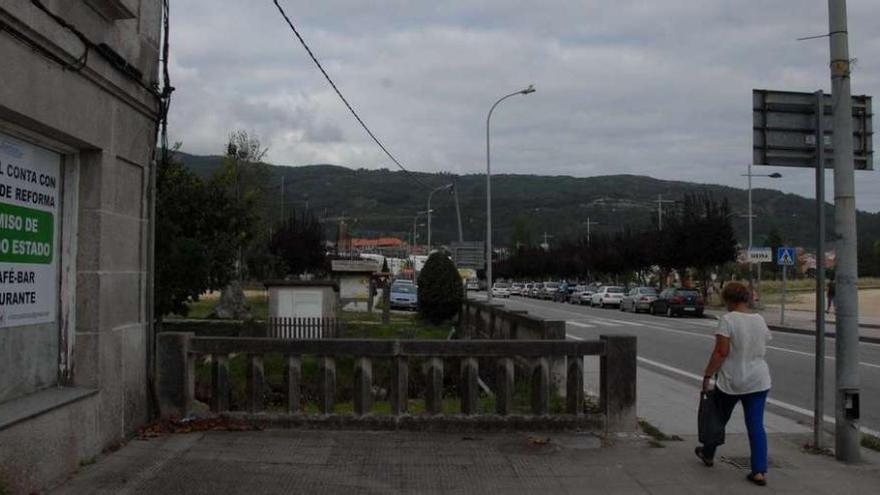 Uno de los bajos de un edificio de A Xunqueira que se alquila y donde se anuncia que tiene permiso de Costas del Estado.