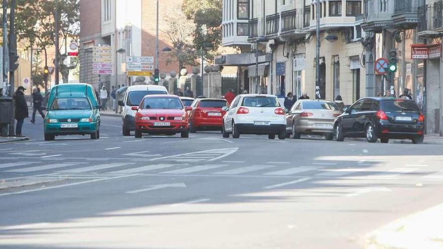 Varios coches circulan por el centro de Zamora.