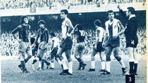 Franco Martínez enseña una tarjeta en un Espanyol - FC Barcelona en 1982.