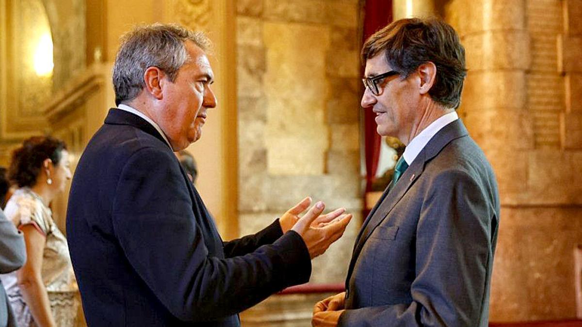 Juan Espadas y Salvador Illa encuentro de trabajo en el Parlament de Cataluña en ocubre de 2023.