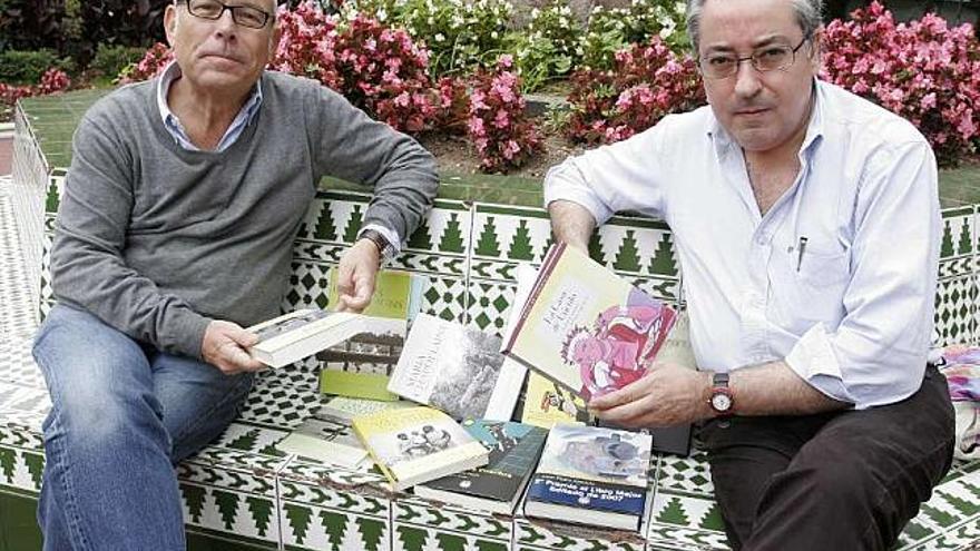 Eduardo Riestra y Jesús Egido posan con sus libros en los jardines de Méndez Núñez. / eduardo vicente