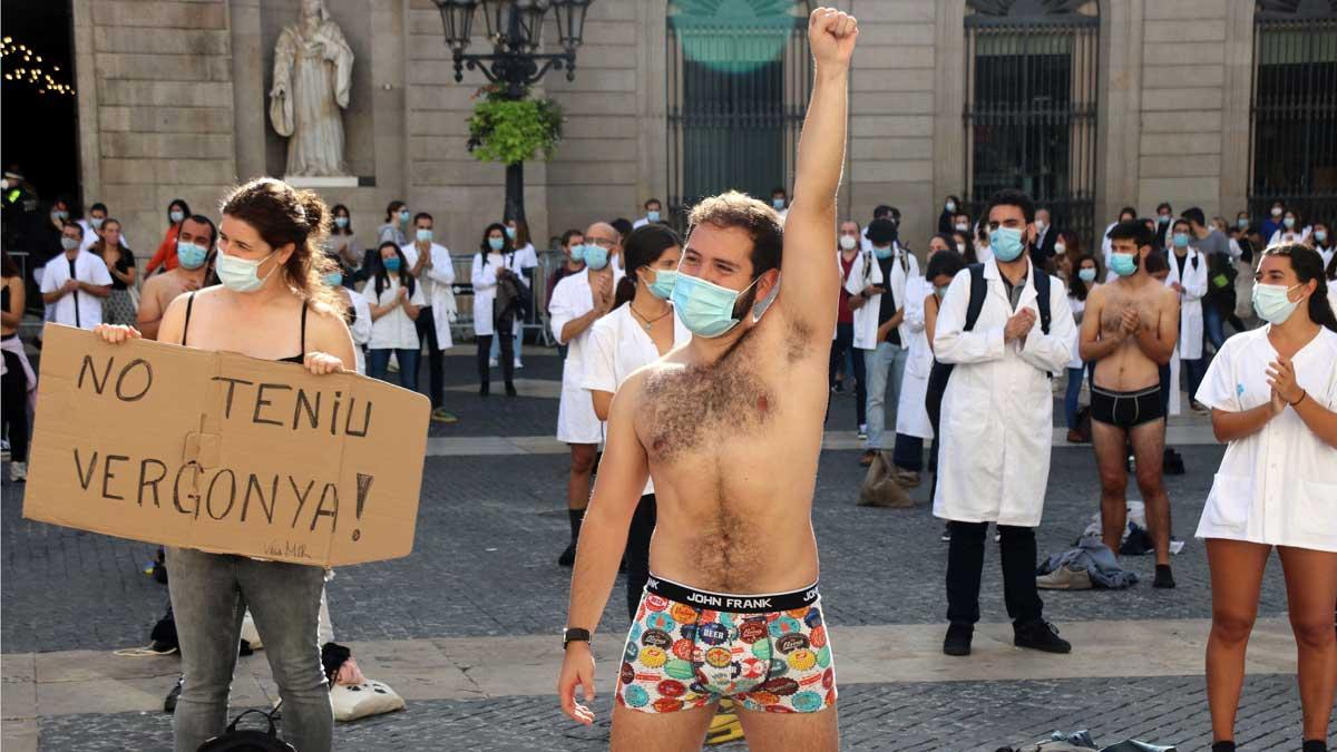 Los MIR se desnudan en Barcelona para protestar por su situación laboral.