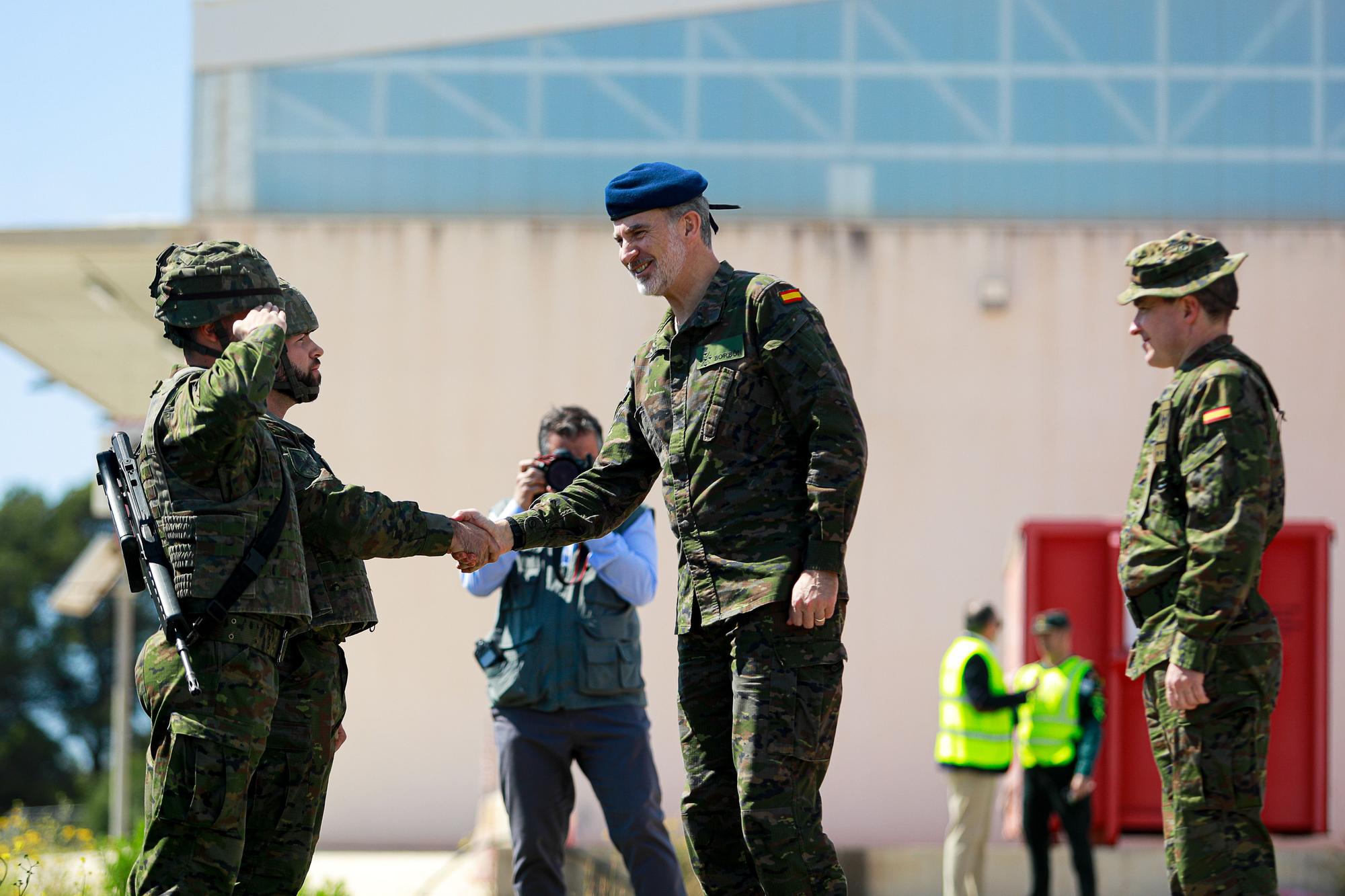 Mira aquí todas las fotos de la visita del Rey Felipe VI a las maniobras militares de Ibiza