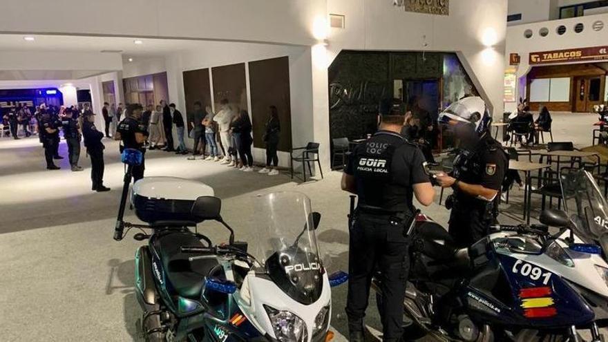 Agentes del operativo realizan controles en el puerto de Alicante.