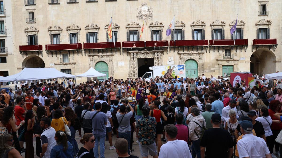 Asistentes a las actividades en la plaza del Ayuntamiento de Alicante por el Día Mundial de la Salud Mental