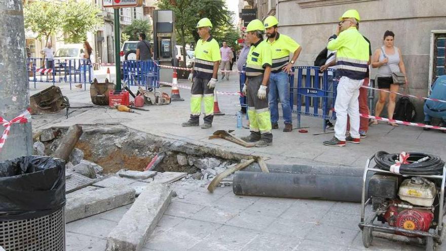 Los operarios de Viaqua trabajando para la reparación de la tubería en Concello. // Iñaki Osorio