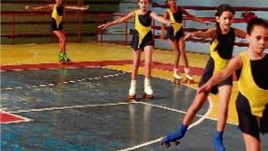 Les patinadores cubanes amb el mallot donat pel club olotí.