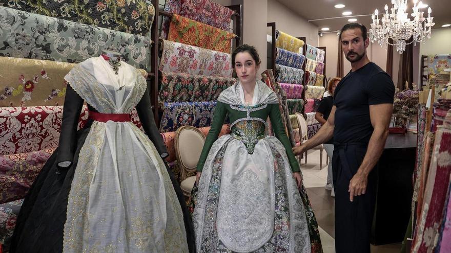 El traje del siglo XIX gana terreno estas Hogueras