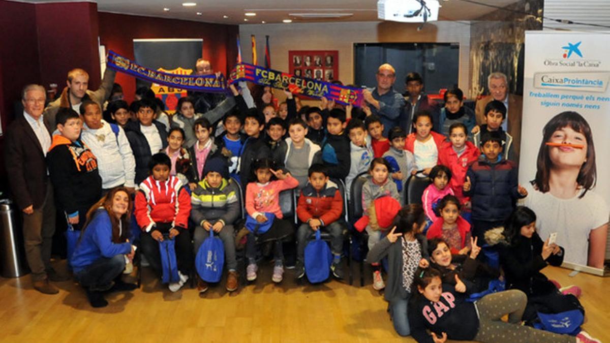 40 niñas y niños del Casal dels Infants del Raval han asistido a la charla de Antoni Pinilla en la sede de la Agrupació Barça Jugadors