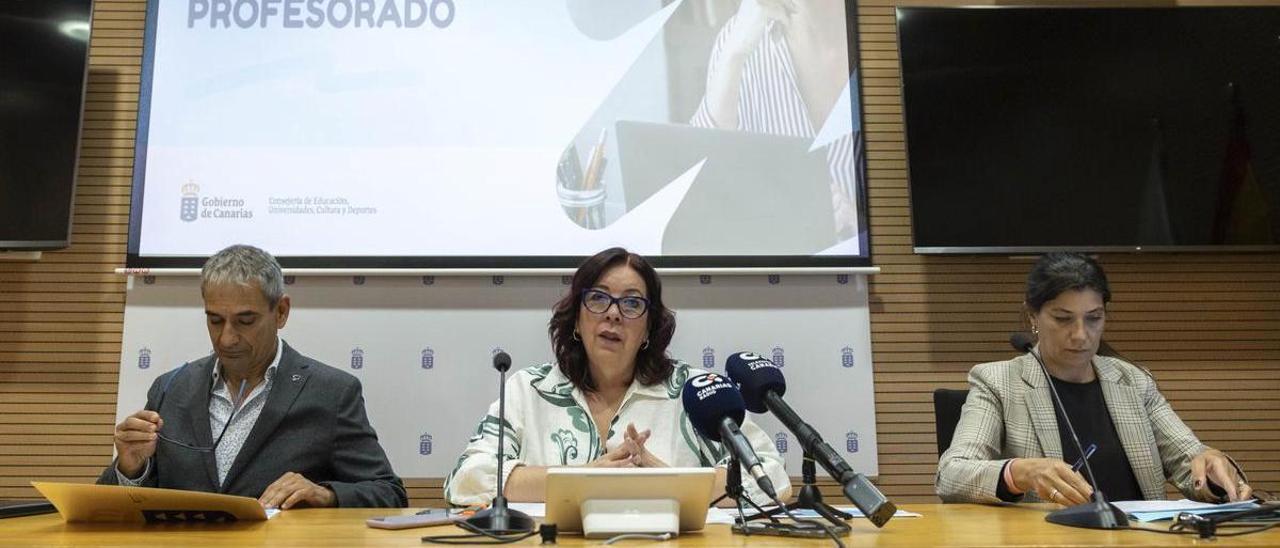 Gregorio Cabrera, Manuela Armas y María José García ayer, durante la presentación de las nuevas medidas.