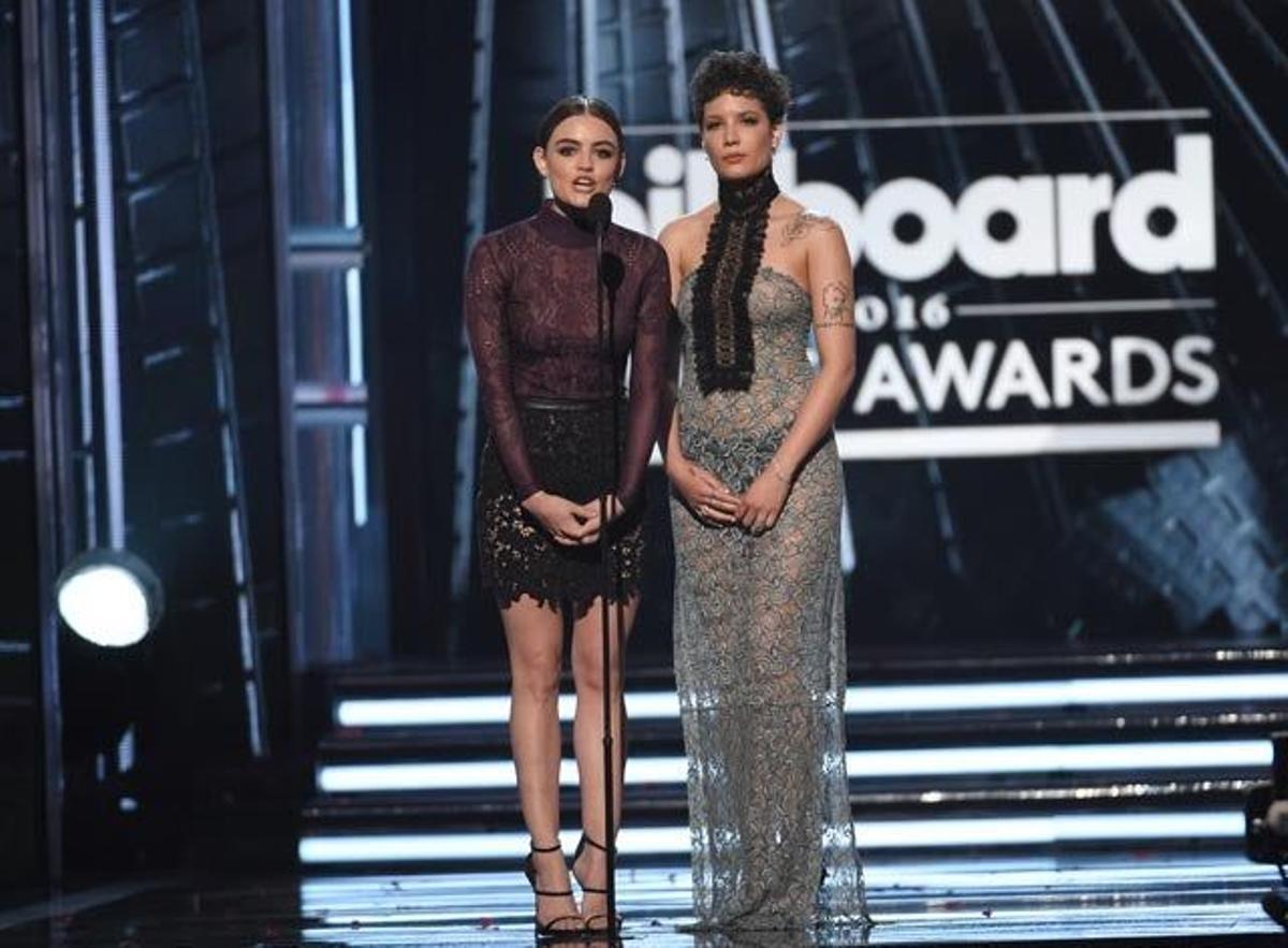 Lucy Hale y Halsey presentaron el premio Emergin Artist Award en los Billboard Music Awards.