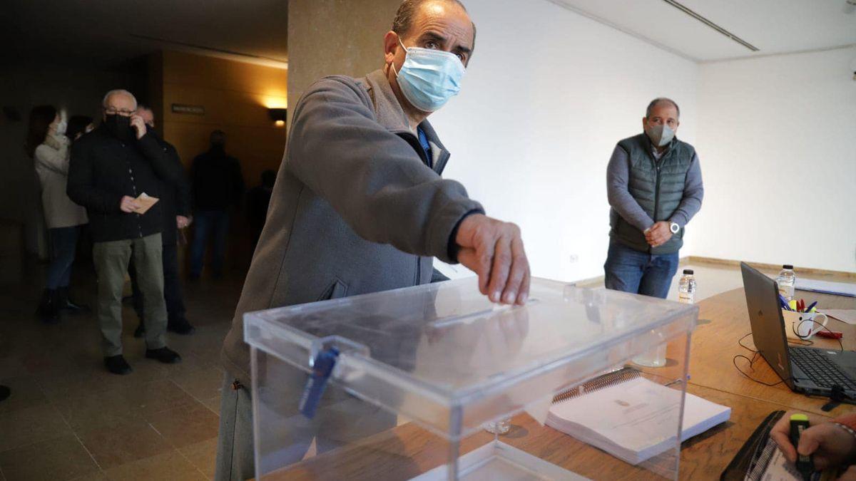 Un vecino de Don Benito vota en la consulta popular.