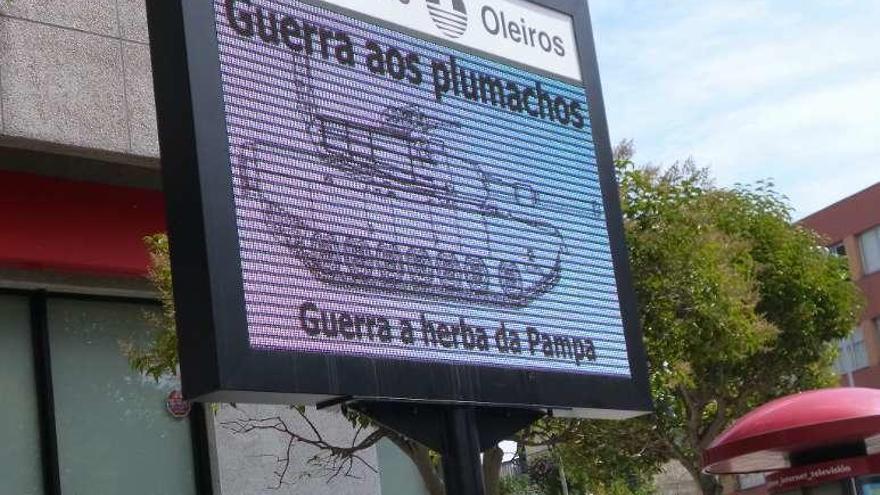 Panel informativo municipal en la rotonda de Santa Cristina.