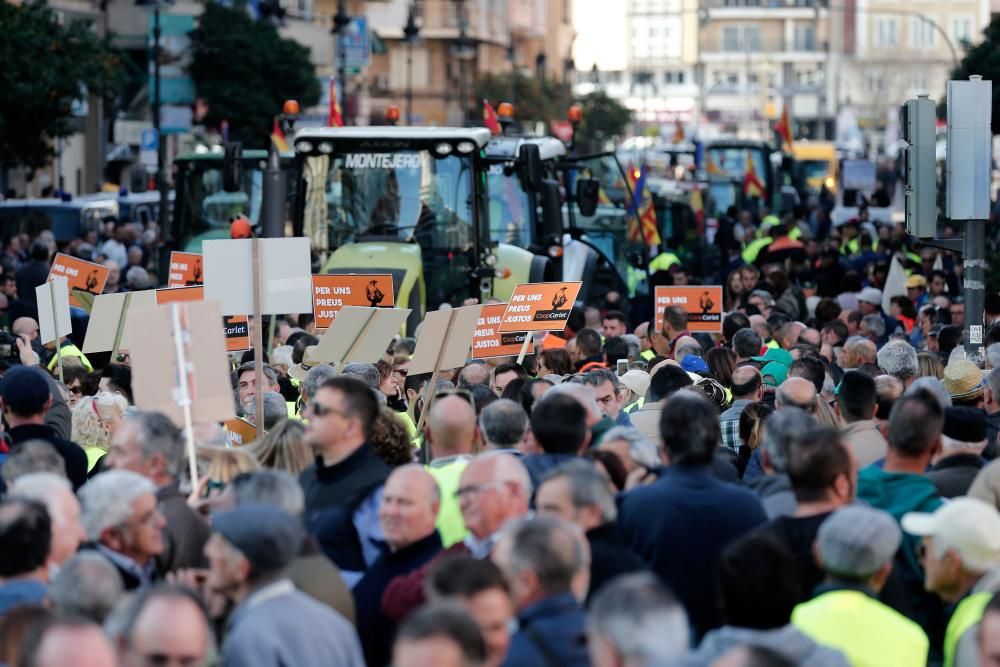 FOTOS: La tractorada de los agricultores toma València