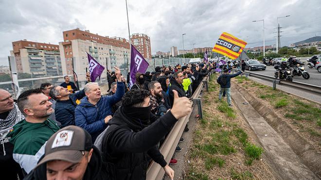 Manifestación de los trabajadores del metal en la B-20, a la altura de Cornellà