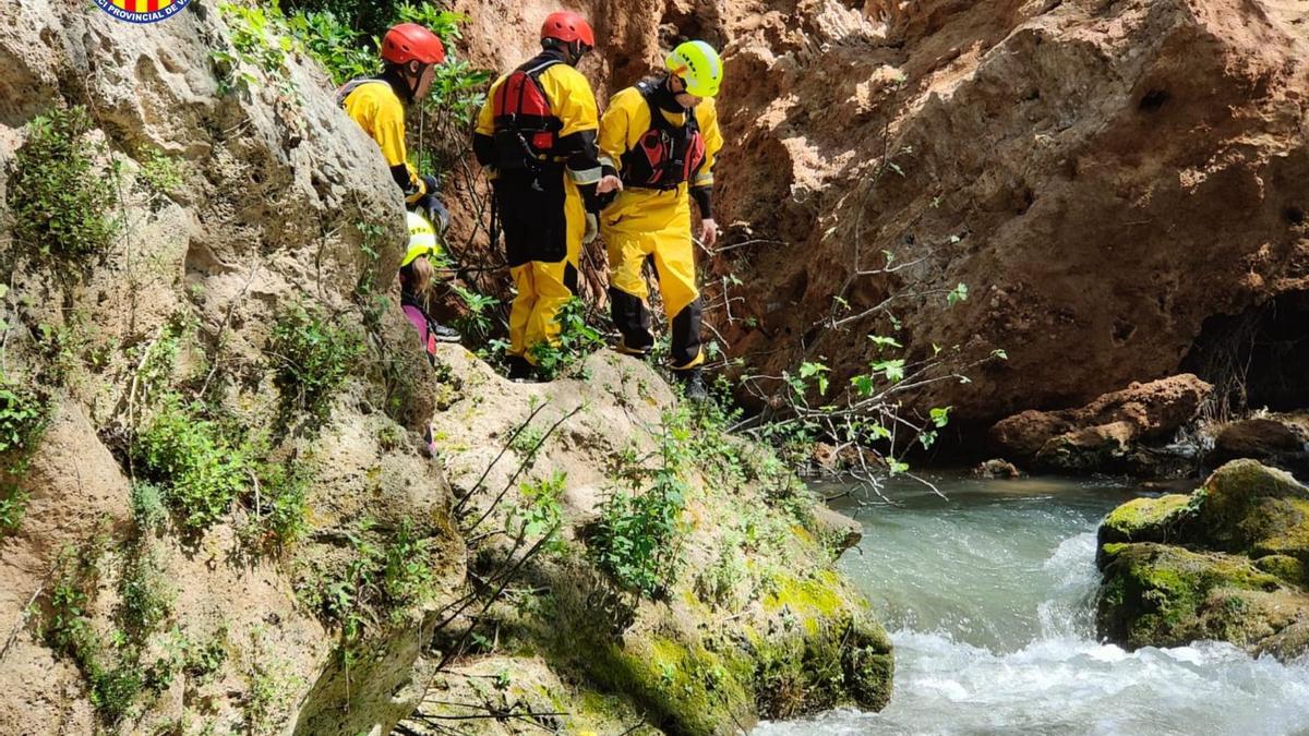 Los bomberos han rescatado los cuerpos sin vida de madre e hijo del interior de la poza.