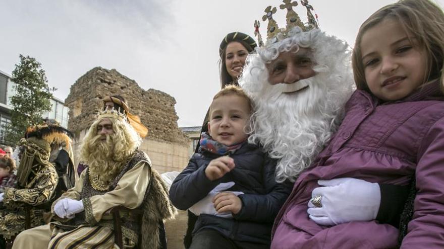 Elche reparte 15.000 cartas para los Reyes Magos en valenciano