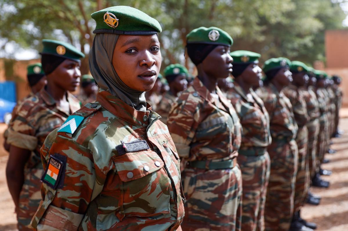 Soldados de la Escuela de Gendarmería de Níger que ha visitado el ministro de Asuntos Exteriores, Unión Europea y Cooperación, José Manuel Albares, para conocer de primera mano el desarrollo de la operación Garsi Sahel.