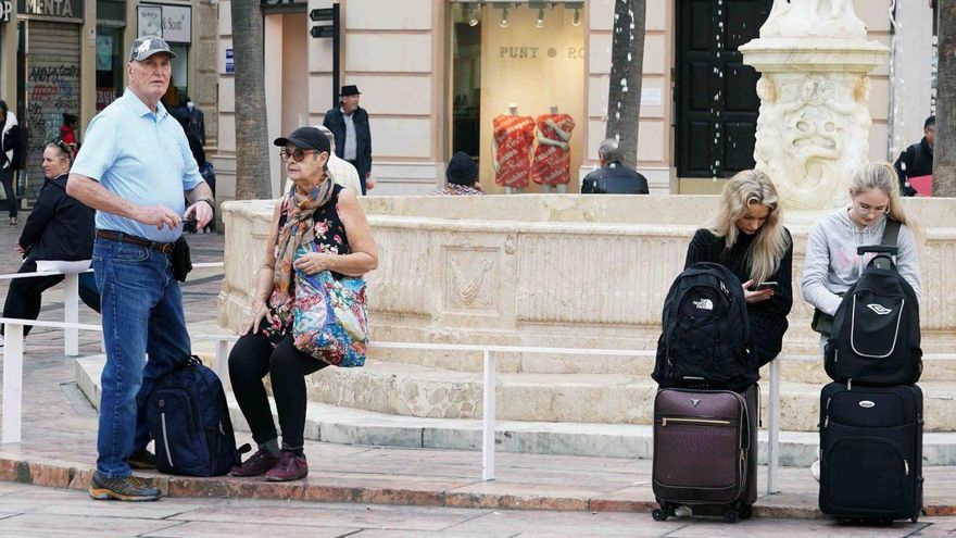 Turistas en la plaza de la Constitución de Málaga.