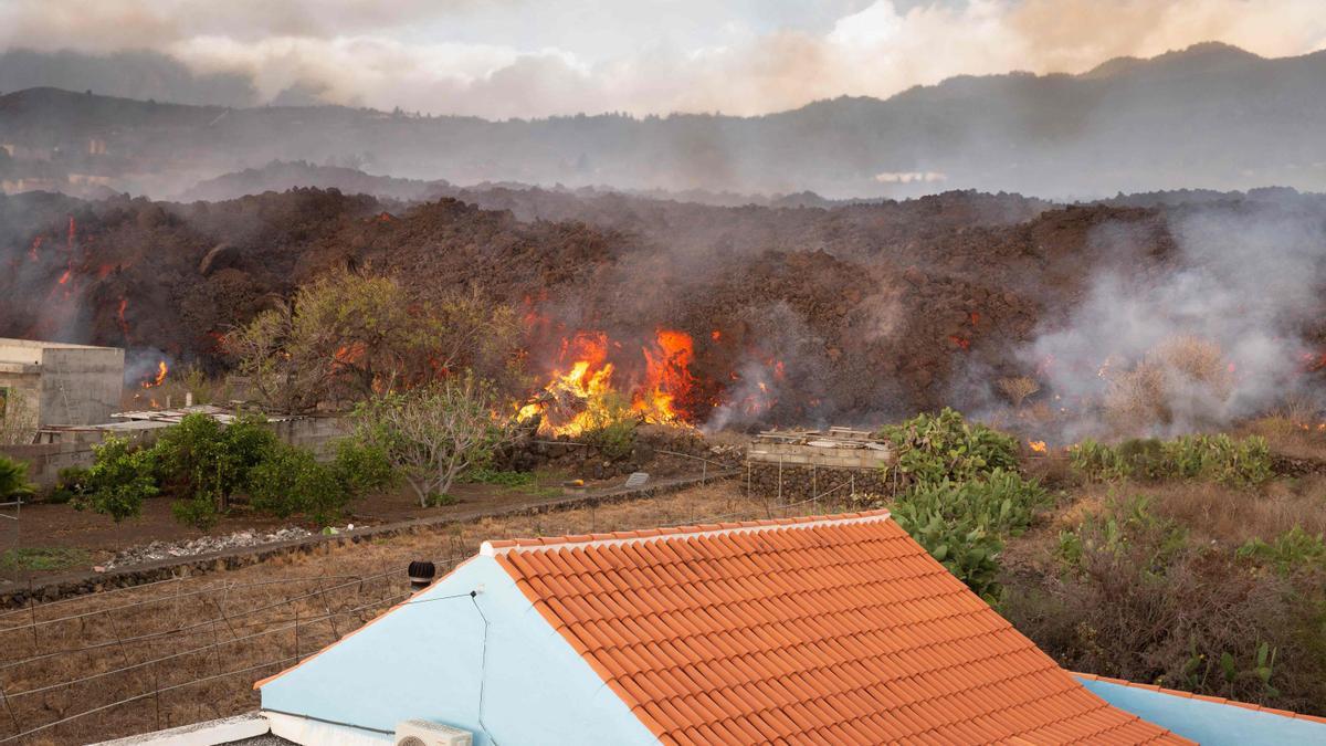 La lava procedente del volcán de La Palma llega a Los Llanos de Aridane