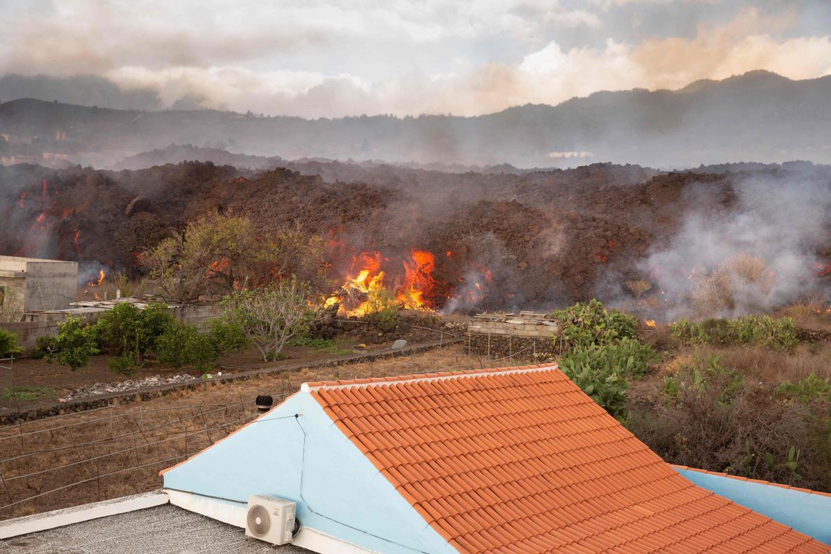 Imágenes aéreas de La Palma, con la lengua de lava del volcán avanzando por el terreno. En la foto, la lava llega a Los Llanos de Aridane.