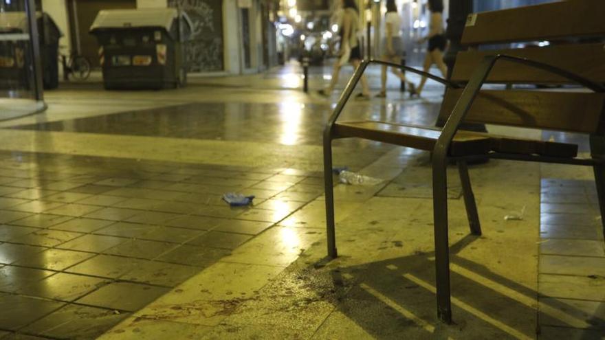 Restos de sangre junto a la silla en la que fue atacada la víctima anoche en la calle Moratín.