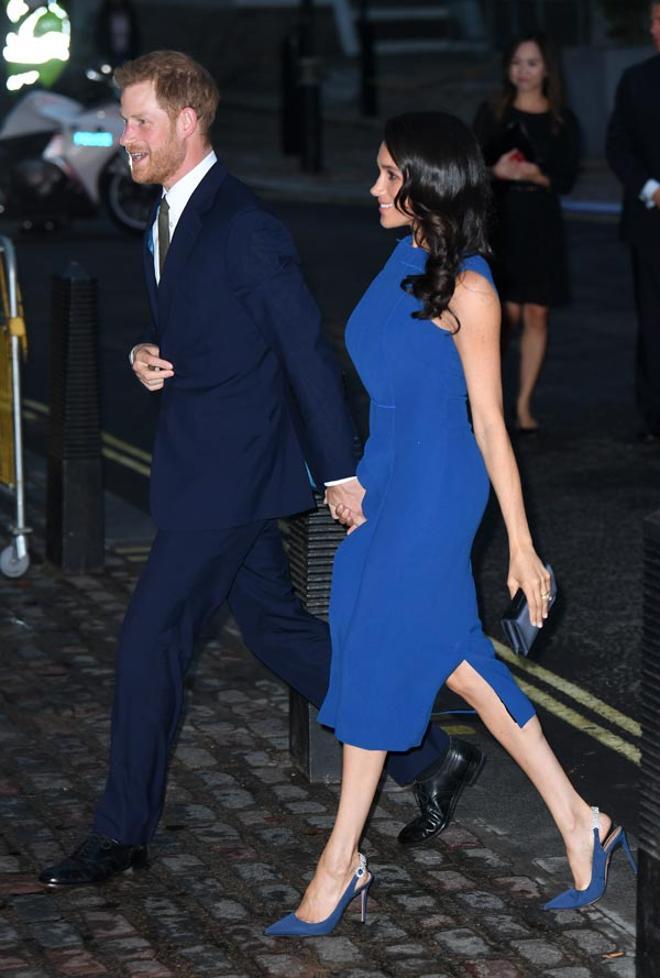 Meghan Markle con vestido de Jason Wu, zapatos de Aquazzura y bolso de Dior