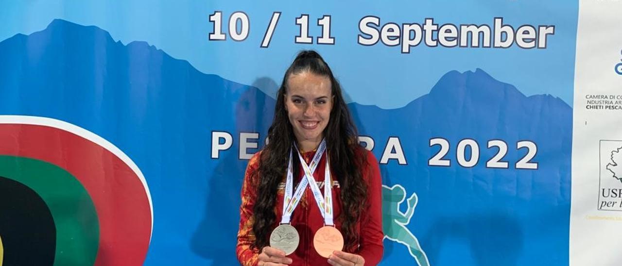 Carmen Avilés, con las dos medallas logradas en el campeonato en Italia.