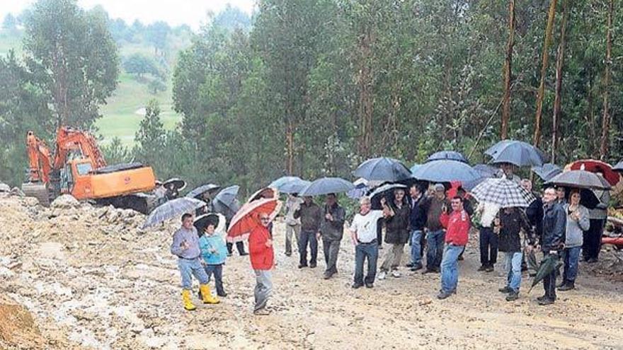 Concentración vecinal hace unos días en la urbanización.  // G. Núñez