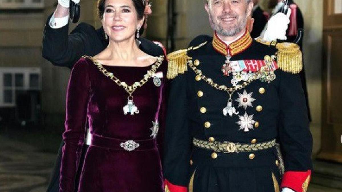 Los Príncipes Federico y Mary a su llegada este lunes a la tradicional recepción de Año Nuevo en el Palacio Real