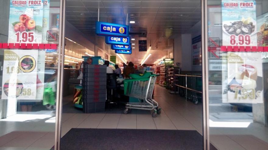 Un supermercado afectado por el corte de luz. // R. Vázquez