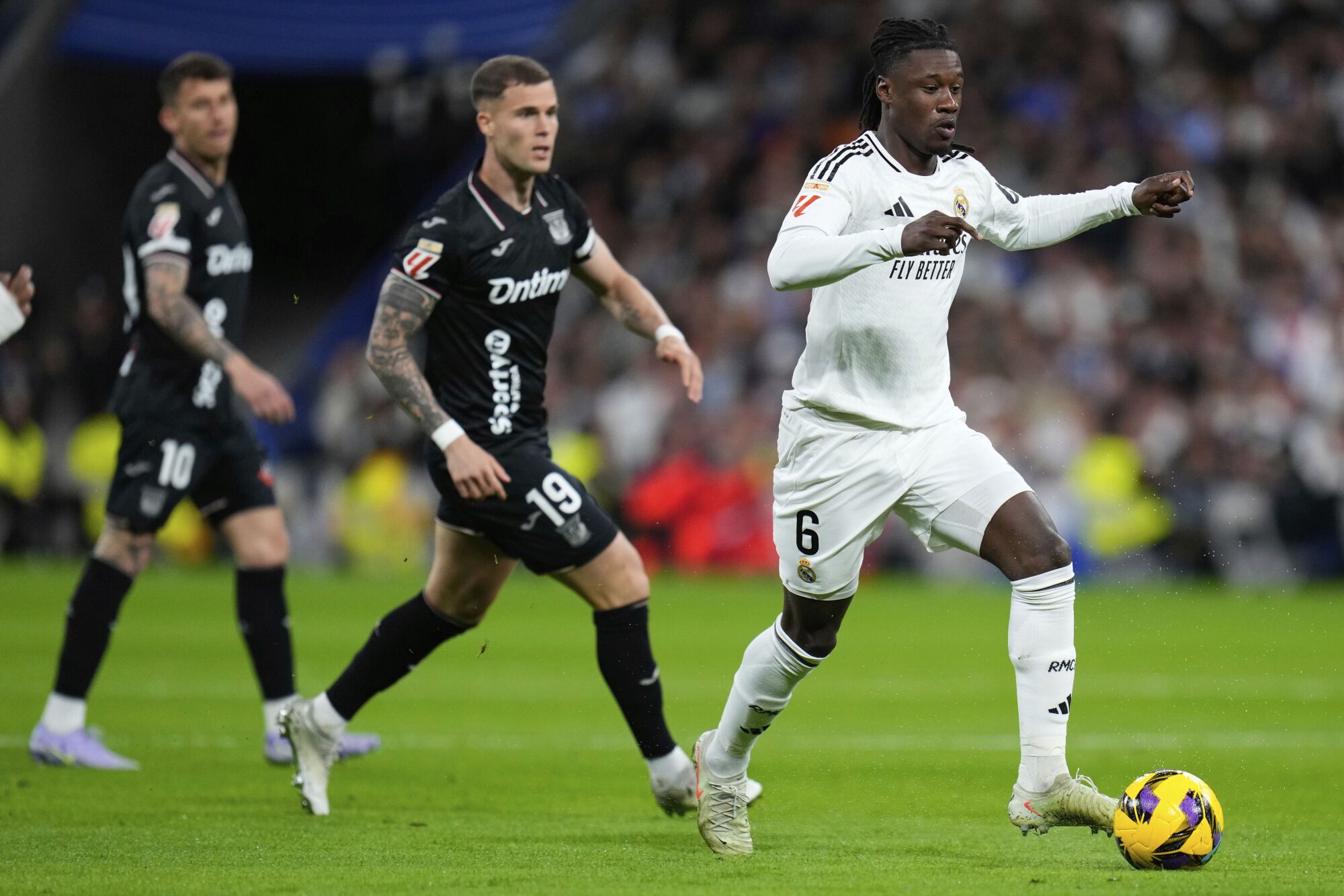 Real Madrid's Eduardo Camavinga in ction in front of Leganes' Diego Garcia during a Spanish La Liga soccer match between Real Madrid and Leganes at the Santiago Bernabeu stadium in Madrid, Spain, Saturday, March 29, 2025. (AP Photo/Manu Fernandez) Associated Press/LaPresse. EDITORIAL USE ONLY/ONLY ITALY AND SPAIN