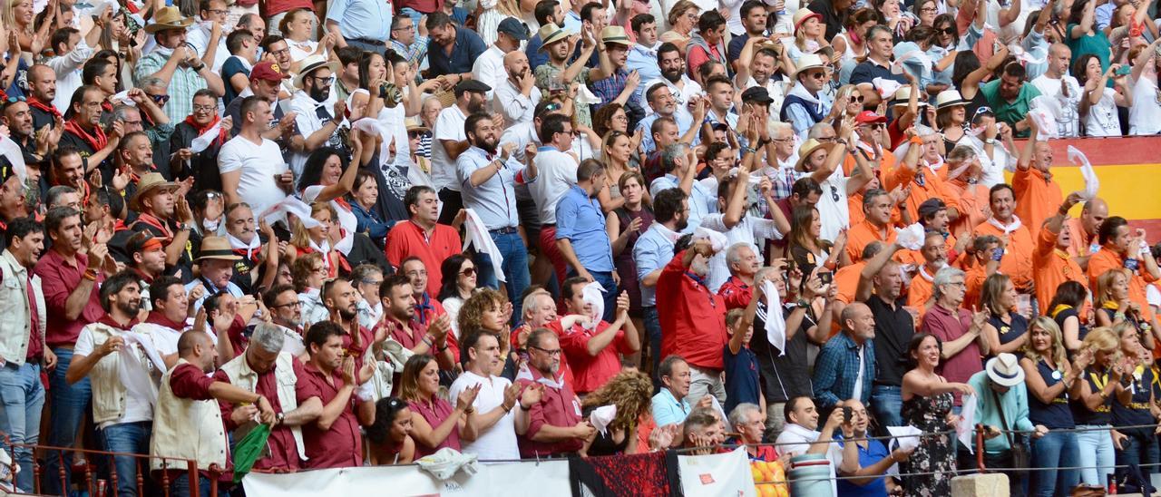 Gente en la plaza de toros de Pontevedra en 2019.