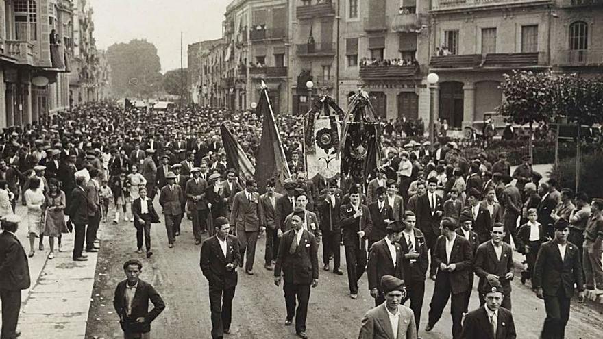 2 Banderes i estendards encapçalaven el seguici al seu pas a peu per la plaça Marquès de Camps. F  | AJUNTAMENT DE GIRONA/CRDI/JOSEP MARIA SAGARRA 