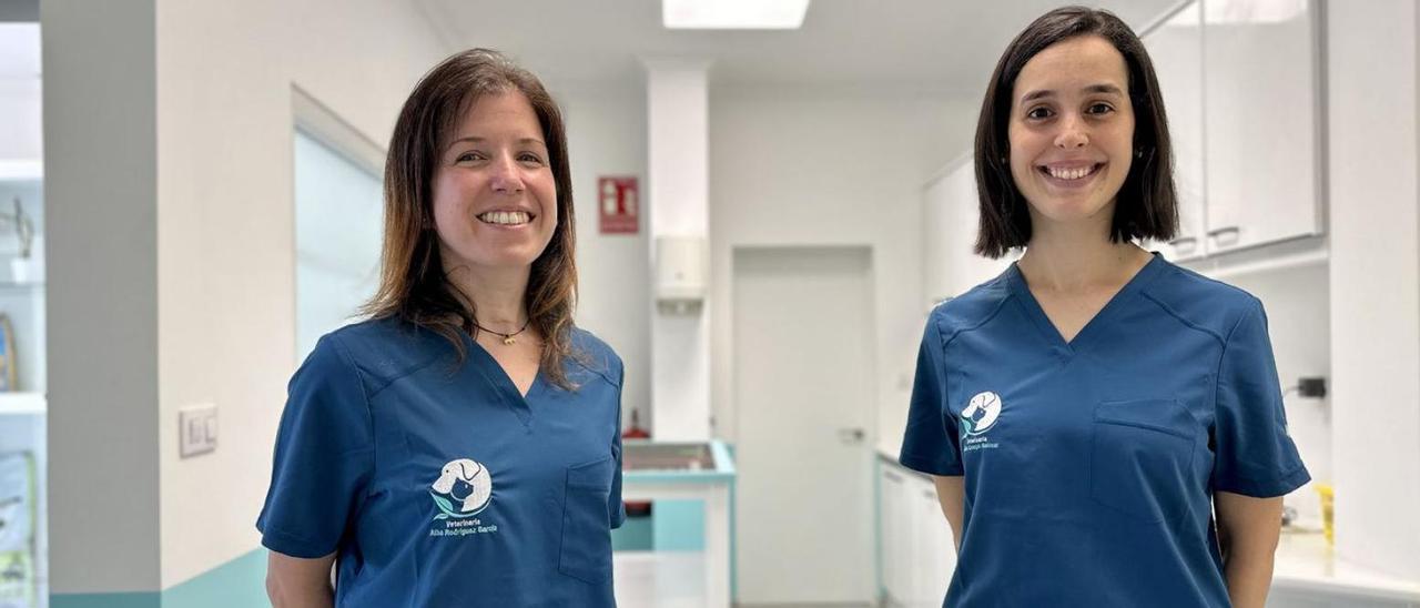 Alba Rodríguez y Alba Crespo, en las instalaciones de la clínica Golmar.   | // BERNABÉ