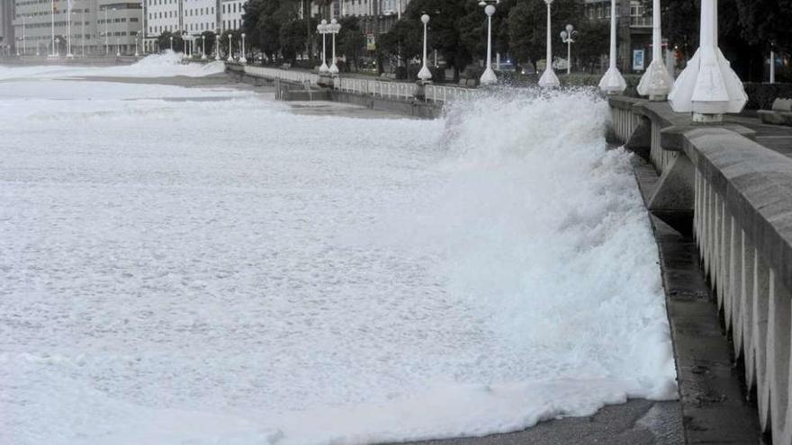 Las olas llegan al paseo marítimo de A Coruña durante un temporal.