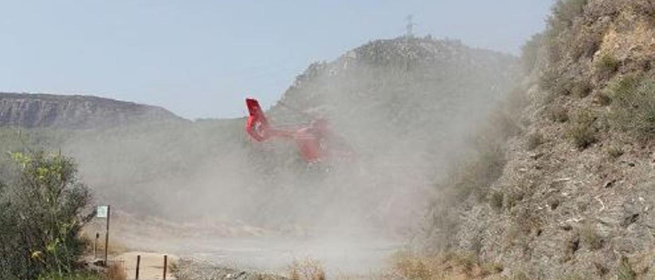 L'helicòpter dels GRAE durant un rescat a la muntanya de Montserrat