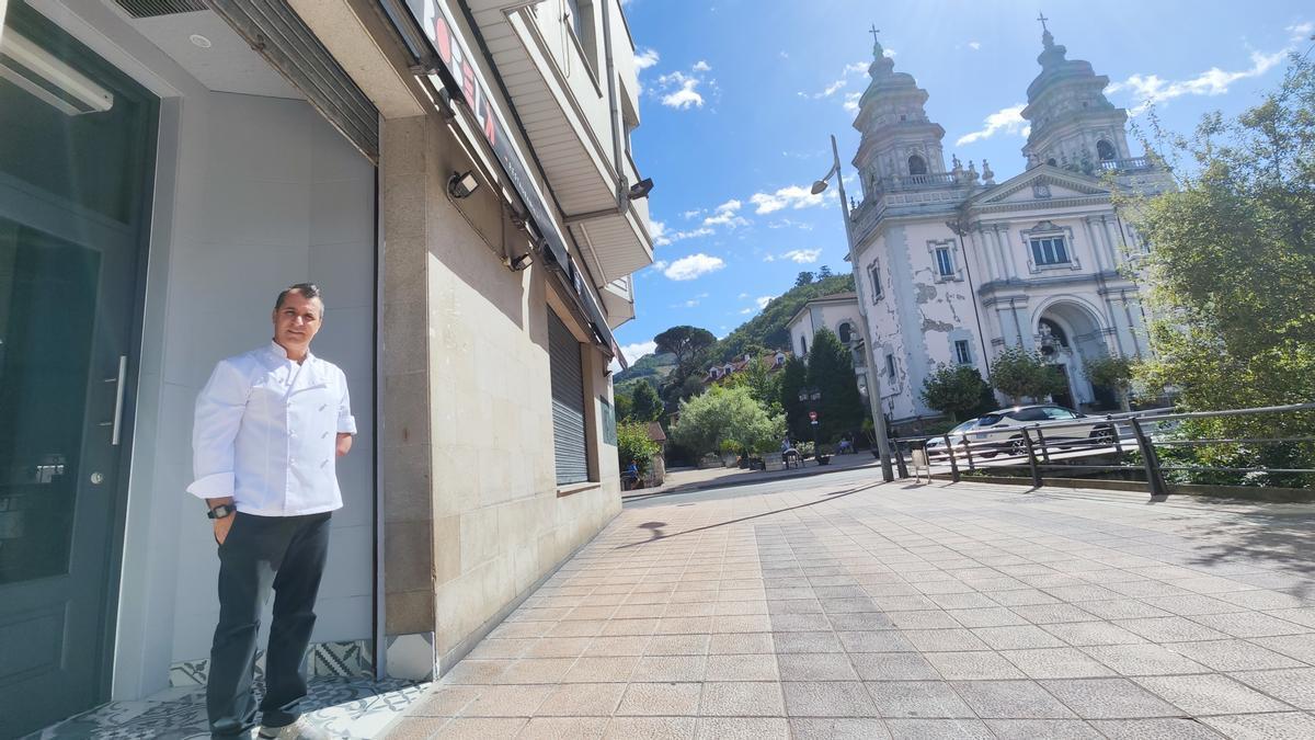 David Moreno delante del restaurante que abrirá en Mieres