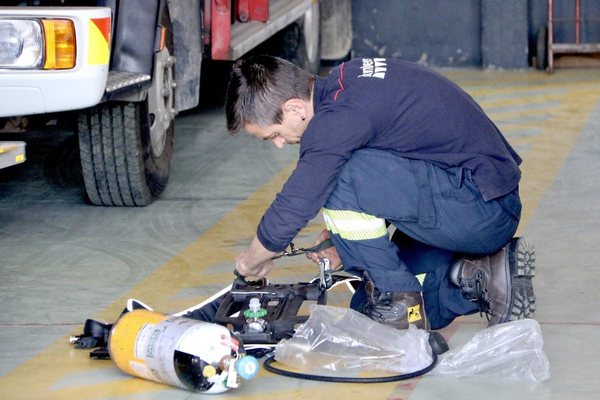 Un bomber revisa el seu material al parc de Cerdanyola del Vallès.