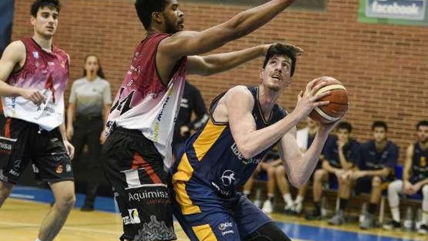 Felipe Braga, con el balón, ayer, en Pumarín.