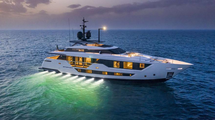 El superyate de lujo que sorprende en Ibiza: así es el barco de 8,7 millones amarrado en Sant Antoni