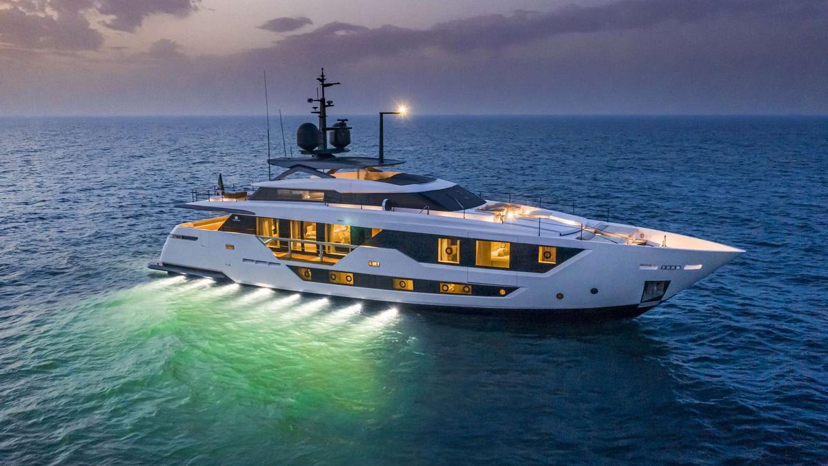 Imágenes de un yate de lujo Saetta 106 construído por Custom Line, idéntico al IV Dreams