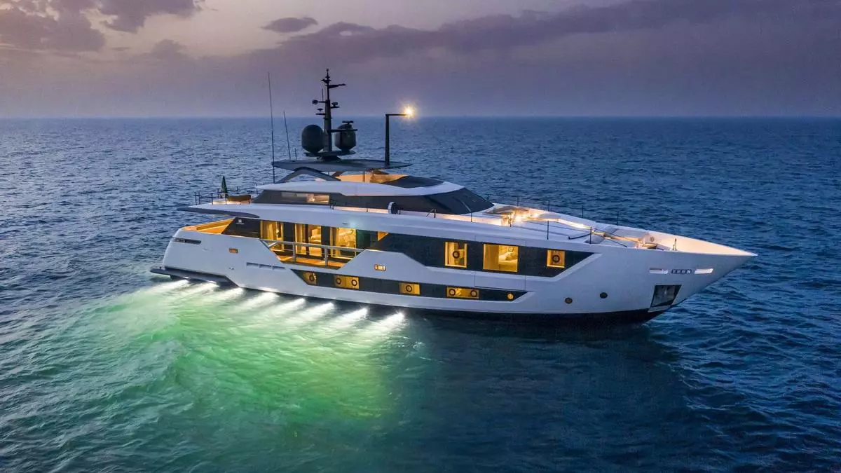 El superyate de lujo que sorprende en Ibiza: así es el barco de 8,7 millones amarrado en Sant Antoni