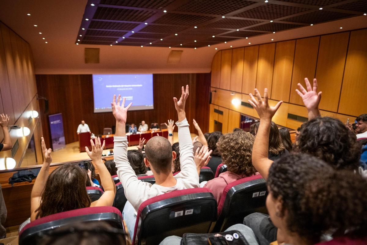 "Vergüenza" en la ULL: los estudiantes protestan para mantener los exámenes de julio "Vergüenza" en la ULL: los estudiantes protestan para mantener los exámenes de julio