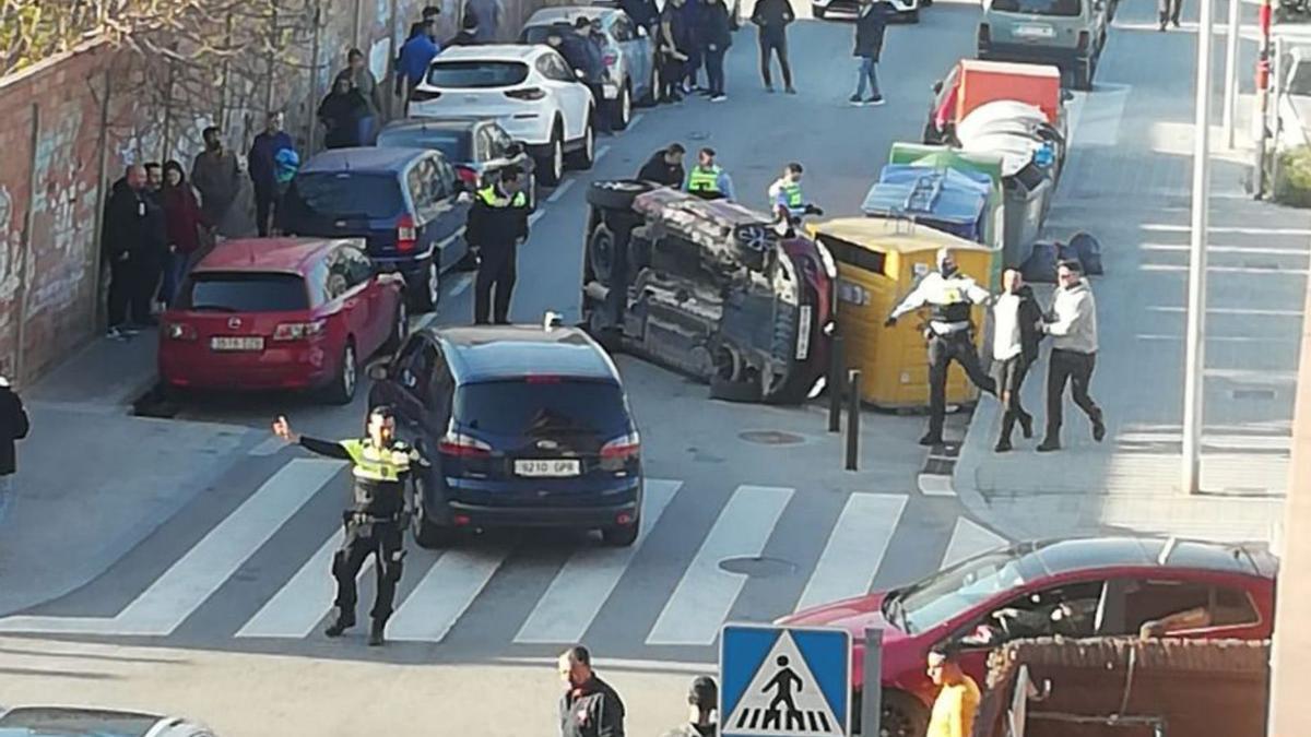 El vehicle bolcat després de xocar mentre fugia a Figueres